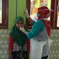 Petugas kesehatan dari Puskesmas Robatal saat melakukan kegiatan penjaringan dan Bulan Imunisasi Anak Sskolah (BIAS).