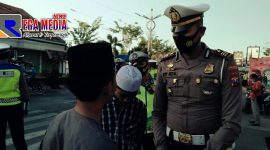 Kasatlantas Polres Sampang (AKP Ayip Rizal) saat memberikan sanksi membaca do'a selamat kepada santri yang tidak memakai masker.