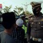 Kasatlantas Polres Sampang (AKP Ayip Rizal) saat memberikan sanksi membaca do'a selamat kepada santri yang tidak memakai masker.