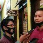 Kanit III Reskrim Polres Sampang (Ipda Indarta) saat diwawancara awak media terkait dugaan kasus pencemaran nama baik warga Desa Kamoning, Sampang.