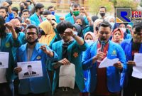 Aliansi Mahasiswa Aceh (AMA) saat melakukan aksi tuntutan terhadap Plt Gubernur Aceh.