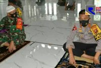 Kapolda Gorontalo tampak bersebelahan dengan Danrem 133/NW saat hendak melaksanakan sholat Jum'at.