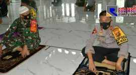 Kapolda Gorontalo tampak bersebelahan dengan Danrem 133/NW saat hendak melaksanakan sholat Jum'at.