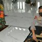 Kapolda Gorontalo tampak bersebelahan dengan Danrem 133/NW saat hendak melaksanakan sholat Jum'at.