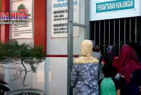 Terlihat sejumlah keluarga Napi tengah berkunjung ke Rutan Sampang.
