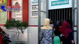 Terlihat sejumlah keluarga Napi tengah berkunjung ke Rutan Sampang.