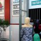 Terlihat sejumlah keluarga Napi tengah berkunjung ke Rutan Sampang.