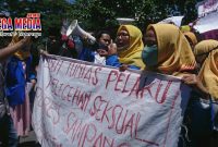 Aktivis mahasiswa yang tergabung dalam KOPRI PC PMII Sampang saat melakukan aksi demo didepan Mapolres Sampang.