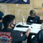 Paguyuban Satria Kiansantang Barisan Reformasi (Paskibar) Laskar DPD Kota Cimahi, tengah berbincang-bincang.