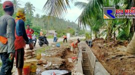 Sejumlah pekerja tengah berada dilokasi pengerjaan proyek saluran.