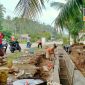 Sejumlah pekerja tengah berada dilokasi pengerjaan proyek saluran.
