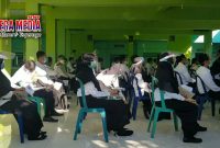 Peserta saat mengikuti tes SKB CPNS di gedung SMPN 1 Sampang.