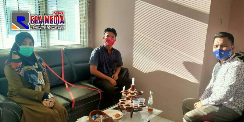 Plt Kepala Dinas Kesehatan Aceh Selatan (Novi Rosmita) bersama Koordinator Relawan Covid-19 (Yulizar). 