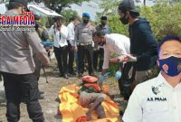 Pihak kepolisian saat mengevakuasi korban dugaan pembunuhan. Kanan: Kasat Reskrim Polres Bangkalan (AKP Agus Sobarnapraja).