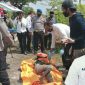 Pihak kepolisian saat mengevakuasi korban dugaan pembunuhan. Kanan: Kasat Reskrim Polres Bangkalan (AKP Agus Sobarnapraja).