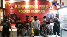 Konferensi pers Kapolres Sampang (AKBP Abd. Hafidz) dan Bupati Sampang (H. Slamet Junaidi) terkait empat pemuda asal Robatal yang membuat video main Hp sambil sholat.