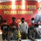 Konferensi pers Kapolres Sampang (AKBP Abd. Hafidz) dan Bupati Sampang (H. Slamet Junaidi) terkait empat pemuda asal Robatal yang membuat video main Hp sambil sholat.
