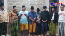 Para pemeran dalam video didampingi Kepala Desa dan tokoh masyarakat, saat menyampaikan permohonan maaf.