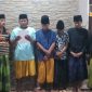 Para pemeran dalam video didampingi Kepala Desa dan tokoh masyarakat, saat menyampaikan permohonan maaf.