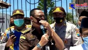 Ratusan Alumni Pondok Pesantren Miftahul Ulum Panyepen Demo Kejaksaan Negeri Pamekasan