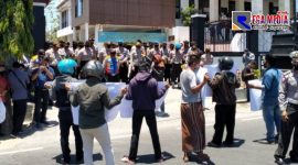 Puluhan LSM Nusantara saat melakukan aksi demo didepan kantor Kejaksaan Negeri Pamekasan.
