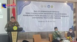 Rektor UTM (Dr. Drs. Ec. H. Muh. Syarif) saat memberikan sambutan pada acara dialog Kebangsaan MPR RI & Temu Tokoh Civitas Akademika di Lantai 10 Gedung Rektorat UTM