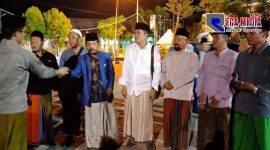 Pemilik akun Allby Madura didampingi tokoh masyarakat saat tiba di Mapolres Sampang
