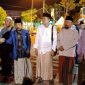 Pemilik akun Allby Madura didampingi tokoh masyarakat saat tiba di Mapolres Sampang