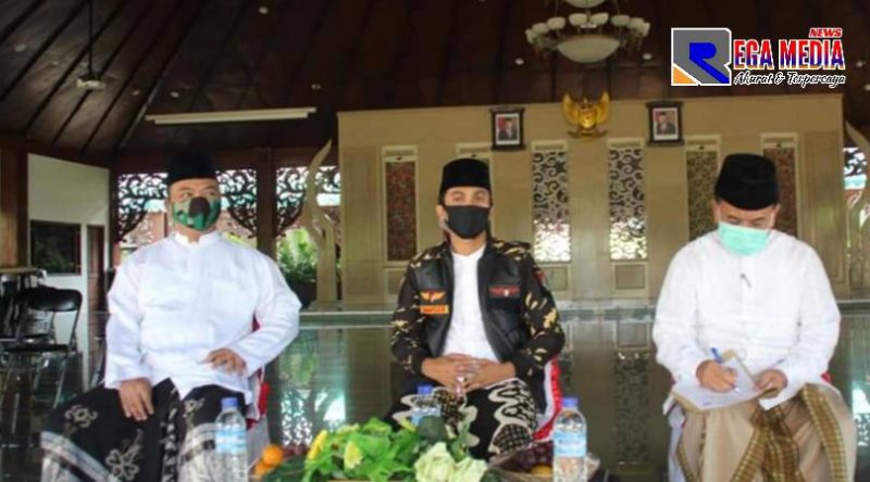 Ketua Ansor Pamekasan (tengah)