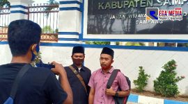 Sekretaris Himaka saat menyampaikan keterangan persnya, Senin (5/10/20) didepan kantor DPRD Sampang
