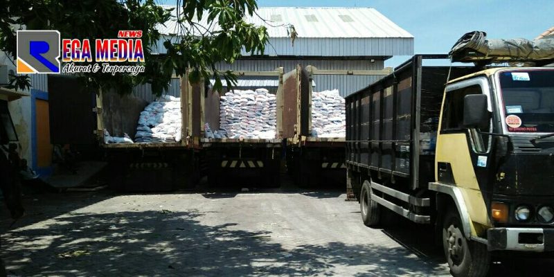 Armada pengangkut beras yang sedang terparkir didepan gudang Bulog Sampang