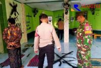 Aparat keamanan dari pihak Kepolisian dan TNI saat mengecek musholla Darussalam yang dicorat-coret.