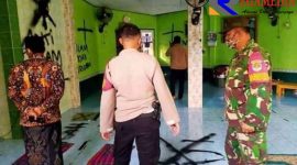 Aparat keamanan dari pihak Kepolisian dan TNI saat mengecek musholla Darussalam yang dicorat-coret.