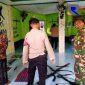 Aparat keamanan dari pihak Kepolisian dan TNI saat mengecek musholla Darussalam yang dicorat-coret.