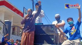 Sejumlah massa saat berada didepan kantor Kejaksaan Negeri Pamekasan.