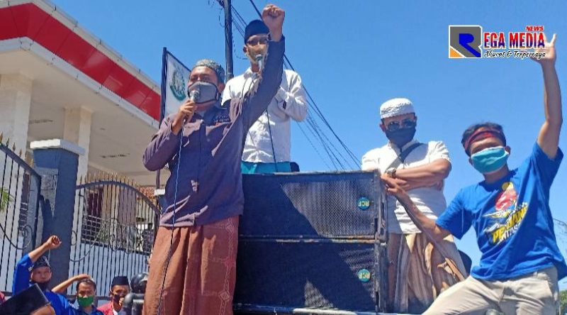 Sejumlah massa saat berada didepan kantor Kejaksaan Negeri Pamekasan.