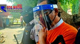 Oknum Kepala Sekolah di Bangkalan saat digelandang polisi.