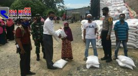 Perwakilan Kemensos saat menyerahkan Bantuan Sosial Beras (BSB) kepada warga Labuhan Haji Barat, Aceh Selatan.