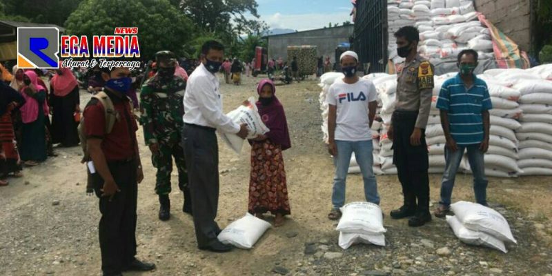Perwakilan Kemensos saat menyerahkan Bantuan Sosial Beras (BSB) kepada warga Labuhan Haji Barat, Aceh Selatan.