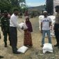 Perwakilan Kemensos saat menyerahkan Bantuan Sosial Beras (BSB) kepada warga Labuhan Haji Barat, Aceh Selatan.