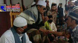Suasana saat berlangsungnya pengucapan dua kalimat syahadat salah satu dari warga asal Sumut yang masuk islam.
