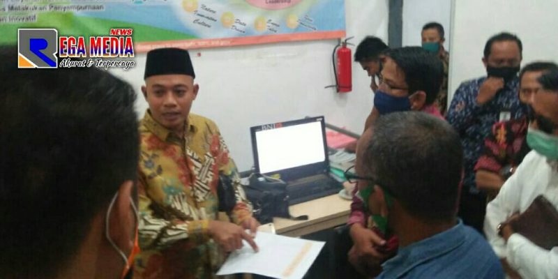 Anggota Komisi II DPRD Kab.Sampang (Alan Kaisan) saat sidak ke kantor Cabang Bank BNI Sampang.