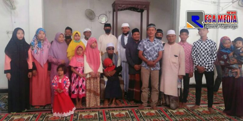 Satu keluarga asal Tapanuli Selatan yang masuk agama Islam dan menjadi mu'alaf.