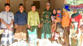 Ketua Fraksi PKB DPRD Kab.Sampang (Baihaki) bersama Sahabat Baihaki Munir (SBM) saat memberikan bantuan kepada korban kebakaran di Karang Penang Onjur.