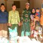Ketua Fraksi PKB DPRD Kab.Sampang (Baihaki) bersama Sahabat Baihaki Munir (SBM) saat memberikan bantuan kepada korban kebakaran di Karang Penang Onjur.