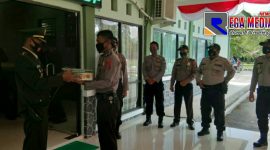Kapolsek Pasie Raja memberikan kue ulang tahun kepada Danyonif 115 RK/Macan Leuser.