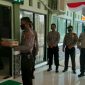 Kapolsek Pasie Raja memberikan kue ulang tahun kepada Danyonif 115 RK/Macan Leuser.