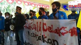Aktivis PMII saat melakukan aksi demo didepan kantor DPRD Bangkalan.