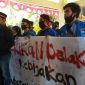 Aktivis PMII saat melakukan aksi demo didepan kantor DPRD Bangkalan.