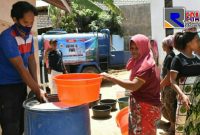 Droping air bersih ke Desa Rohayu, terlihat sejumlah warga antusias dan menunggu giliran untuk mendapatkan air.